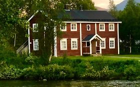 Lullens Stugby - Lägenhetshuset 6-9
